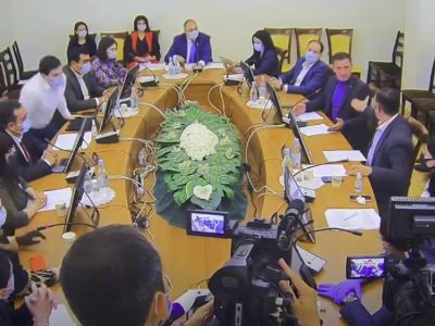 VIDEO: Армянские депутаты переругались прямо в ходе заседания