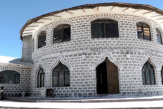 Հյուրանոց՝ կառուցված Ույունի աղուտում