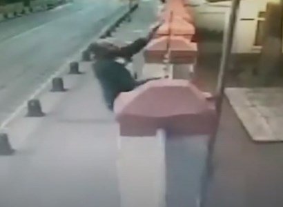 Сорвавший крест с армянской церкви в Стамбуле мужчина через два часа после задержания оказался на свободе