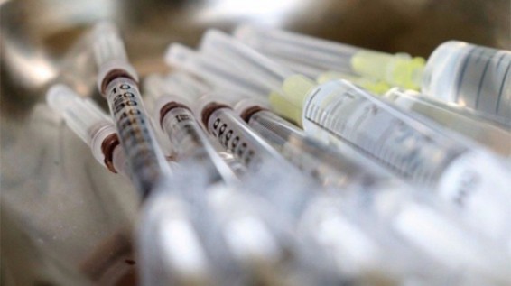 Массовая вакцинация россиян от нового коронавируса может начаться осенью