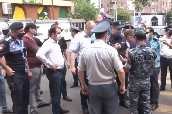 Группу правозащитников и их сторонников задержала полиция в Ереване