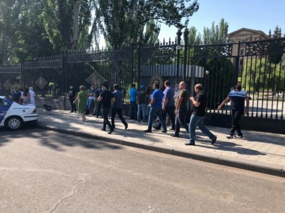 VIDEO: Полицейские силы перед зданием НС. несколько человек подвергнуты приводу