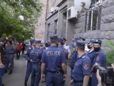 LIVE: Полиция продолжает стягивать силы к зданию СНБ, где идет допрос Гагика Царукяна