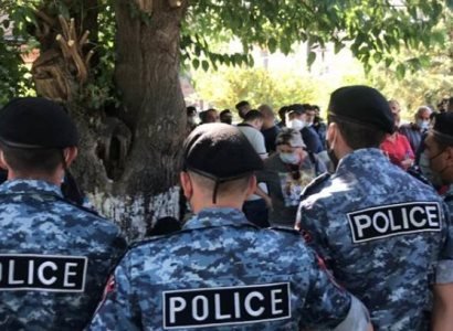 ԱԱԾ-ի մոտ գտնվող քաղաքացիները ոսկյա իրեր, դրամապանակ են կորցրել, նրանցից մեկը՝ 40 գրամանոց վզնոց