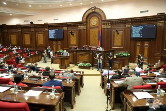 Парламент Армении принял в первом чтении проект Закона о замене председателя и судей КС