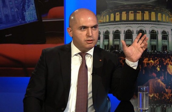 «Լուրեր եմ ստանում, որ պետծառայողներին հերթով կանչում են և ազատման դիմում գրել են տալիս, սակայն առանց ամիս-ամսաթվի»․ Աշոտյան