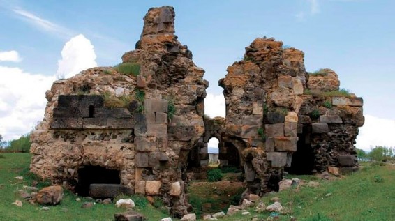 Վանա լճի ջրի մակարդակի նվազման հետևանքով ի հայտ է եկել Արճեշի հայկական «խորտակված եկեղեցին»