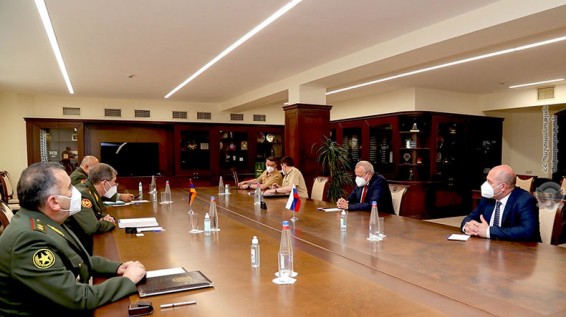 ՀՀ զինված ուժերի գլխավոր շտաբի պետը հանդիպել է ՀՀ-ում ՌԴ արտակարգ և լիազոր դեսպանին