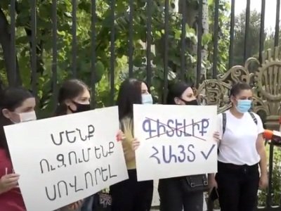 Այս երեխաները դասերից փախել, հեղափոխություն են արել, այսօր գոնե մի շանս էլ չեն ուզում տալ նրանց. Ակցիա ԱԺ-ի մոտ
