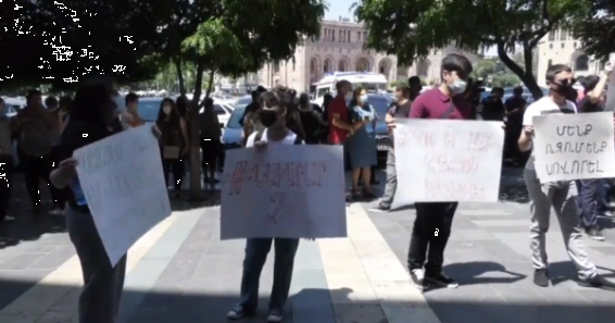Բուհը չավարտած վարչապետը չի թողնում, որ բուհ ընդունվեն դիմորդները. Ակցիայի մասնակիցները ԿԳՄՍՆ-ի դիմաց են. ուղիղ