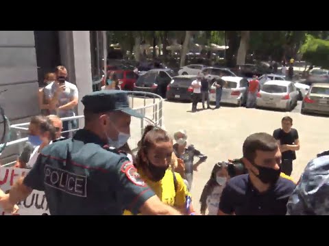VIDEO: Перед зданием Министерства образования, науки, культуры и спорта Армении сложилась напряженная ситуация