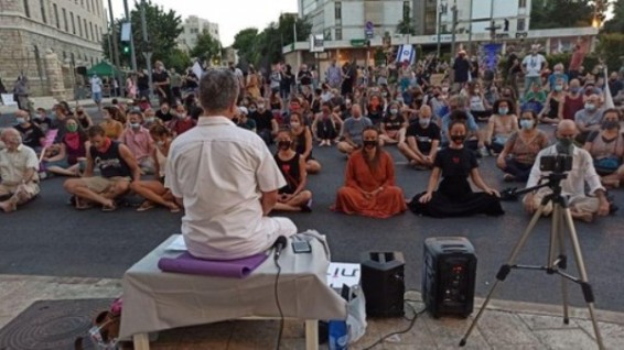 Протест в Иерусалиме: против Нетаньяху смедитировали «позитивную энергию»