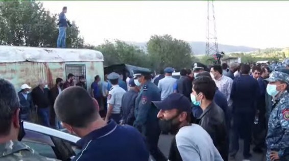 Վայոց Ձորի ոստիկանապետը հորդորում է բացել Ամուլսարի ճանապարհը, ցուցարարները հրաժարվում են. ուղիղ