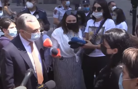 «Հարցերը կարող էիք ճշտել, հետո նոր իմ վրա գոռալ». Զոհրաբ Մնացականյանը՝ ակցիա մասնակից քաղաքացուն