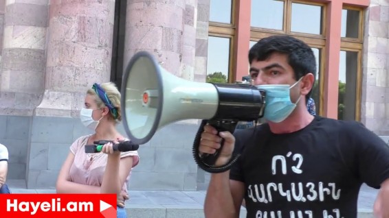 VIDEO: Նիկոլ Փաշինյան, ԿԲ-ի դիմաց հավաքվել են մարդիկ, որոնց տները խլում են. բողոքի ակցիա