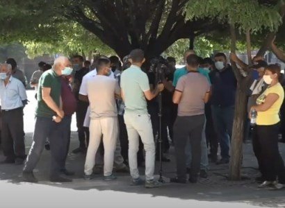 Եղեգնուտցիները Կառավարության շենքի դիմաց բողոքի ակցիա են իրականացնում՝ ընդդեմ նախկին գյուղապետի