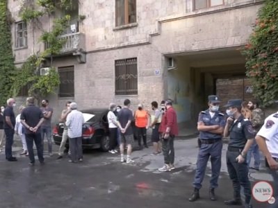 Աղբյուր Սերոբ 7 հասցեի բնակիչները փակել են ճանապարհը. Բողոքում են, որ հարևանությամբ բարձրահարկ շենքի է կառուցվում