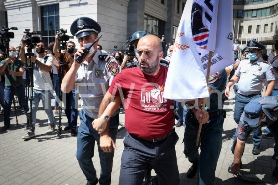 VIDEO: «Ռեժիմը խուճապի մեջ է». ԿԳՄՍՆ-ի դիմացից կարմիրբերետավորները բերման ենթարկեցին ակցիայի մասնակիցներին
