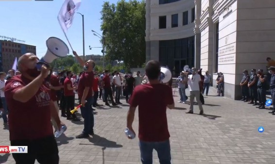 LIVE: Բողոքի ակցիա ԿԳՄՍՆ-ի դիմաց. պահանջում են Արայիկ Հարությունյանի հրաժարականը