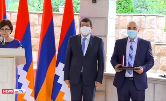 VIDEO: Արցախի նախագահը Արթուր Մկրտչյանին եւ Արմենակ Ուրֆանյանին հետմահու պարգեւատրում է «Արցախի հերոս» բարձրագույն կոչումով