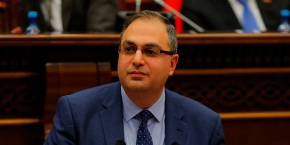 Госслужба не привлекает, зарплату чиновникам нужно повышать - Варданян