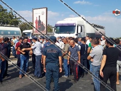 В Араратской области жители нескольких сел перекрыли дорогу Армения-Иран