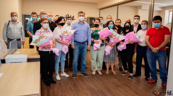 Արթուր Վանեցյանն անդամատոմսեր է հանձնել կուսակիցներին