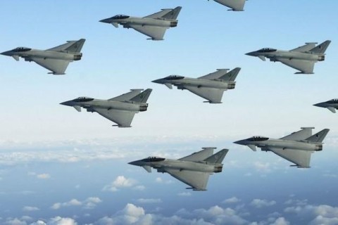 Российские военные летчики разыграли воздушный бой в небе над Арменией