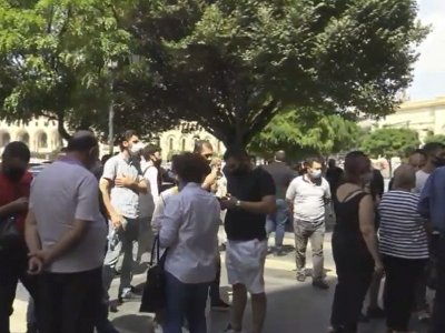 Առեւտրականները բողոքի ակցիան շարունակում են ՊԵԿ-ի դիմաց