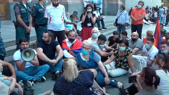 «Если Пашинян не придет к нам, то мы пойдем к Пашиняну»: акция у здания правительства продолжается