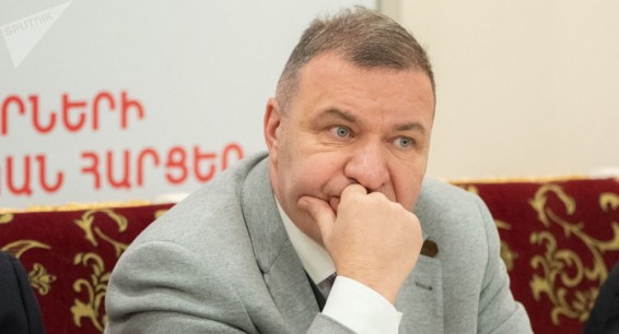 Микаел Мелкумян обратился к Леониду Калашникову с просьбой помочь в открытии границы