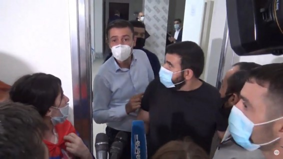 Протестующие вошли в офис партии «Гражданский договор»