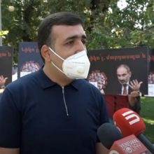 Այս խեղկատակությանը պետք է վերջ տրվի. Ռոբերտ Քոչարյանի աջակիցները դատարանի դիմաց են
