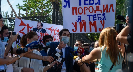 Красные береты начали подвергать приводу участников акции против Араика Арутюняна