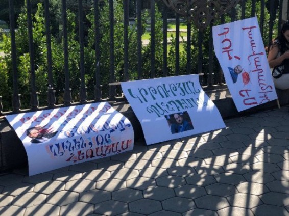 В ходе акции протеста у здания парламента Армении подвергнут приводу Ваагн Чахалян