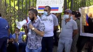 «Դոշակ, վերմակ դրեք, այսօր այստեղ ենք». ՌԴ մեկնելու պահանջով հանդես եկողներն ԱԺ-ի դիմաց են