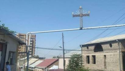 Երեւանում քաղաքացու կողմից գազատար խողովակի վրա տեղադրված մետաղական խաչն ապամոնտաժվել է