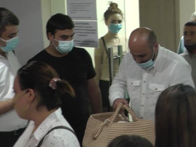 Փուչիկներով ու ծափերով՝ ինչպես ցանկացել էր մայրը. մահացած 30–ամյա ծննդկանի դուստրը հիվանդանոցից դուրս գրվեց