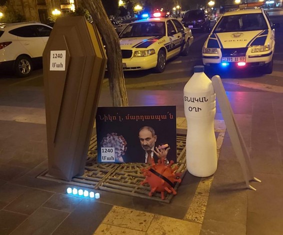 «Նիկոլ, մարդասպան». Մոմավառություն Երևանում ՝ ի հիշատակ կորոնավիրուսից մահացած ՀՀ քաղաքացիների