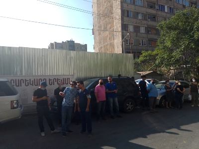 «Առաստաղից մի մաս է պոկվել ու ընկել քնած կնոջ վրա». Աղբյուր Սերոբի բնակիչները կրկին ճանապարհ են փակել