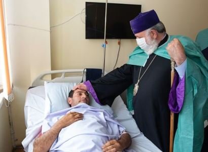 Կաթողիկոսն այցելել է վիրավոր զինվորներին