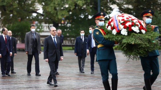 Зограб Мнацаканян возложил венок к Могиле Неизвестного Солдата в Москве