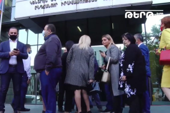 Դատարանը գնաց խորհրդակցական սենյակ՝ Գ. Ծառուկյանի խափանման միջոցը գրավի դիմաց փոխելու միջնորդության վերաբերյալ որոշում կայացնելու, այն կհրապարակվի ժամը 18:00-ին (տեսանյութ)
