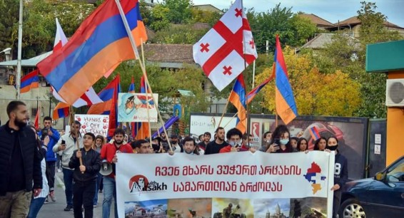 В Тбилиси армяне провели масштабный митинг-шествие в поддержку Карабаха