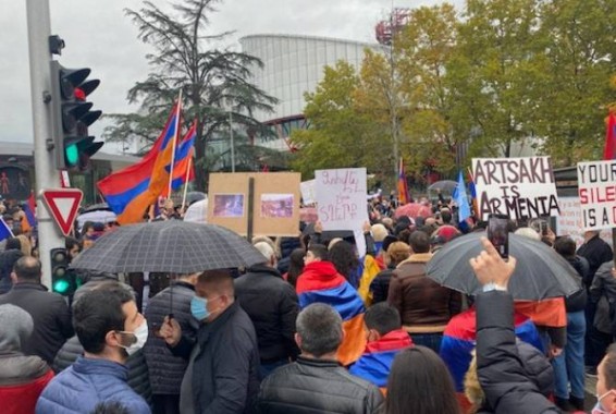 «Դադարեցրե’ք ահաբեկչությունը». Ստրասբուրգում հայերն իրենց բողոքի ձայնն են բարձրացնում ՄԻԵԴ-ի դիմաց