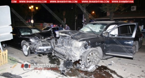 Երևանում բախվել են Toyota Land Cruiser-ը, BMW-ն ու Hyundai Elantra-ն. վերջինն էլ հայտնվել է մայթին. կան վիրավորներ