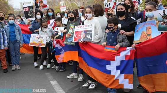 Արցախցի կանայք՝ ՀՀ-ում Գերմանիայի դեսպանության առջև. «Մենք ձեզանից ոչինչ չենք ակնկալում, եկել ենք պարզապես արթնացնելու»