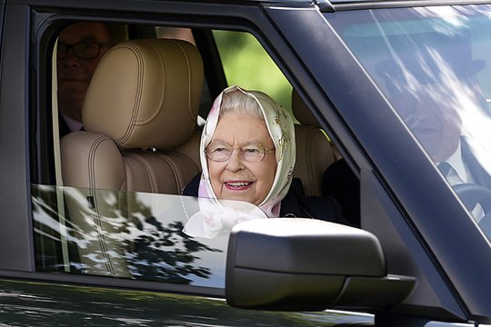 Մեծ Բրիտանիայի 90-ամյա թագուհին կրկին նստել է ղեկին