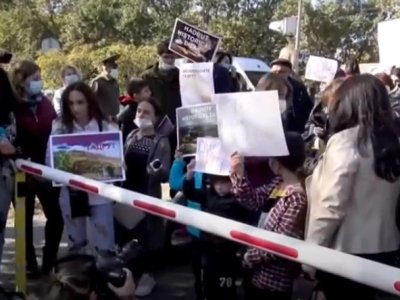 «Մենք ենք տերը մեր հողի»․ հադրութցիները ԱՄՆ դեսպանատան դիմաց են