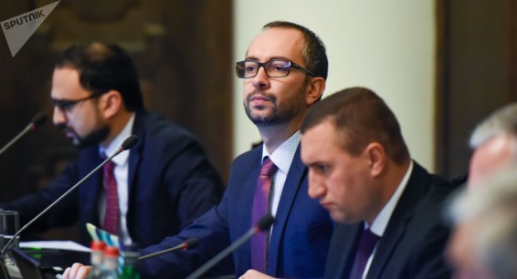 Глава аппарата премьера Армении раскрыл суть ночного поста Пашиняна